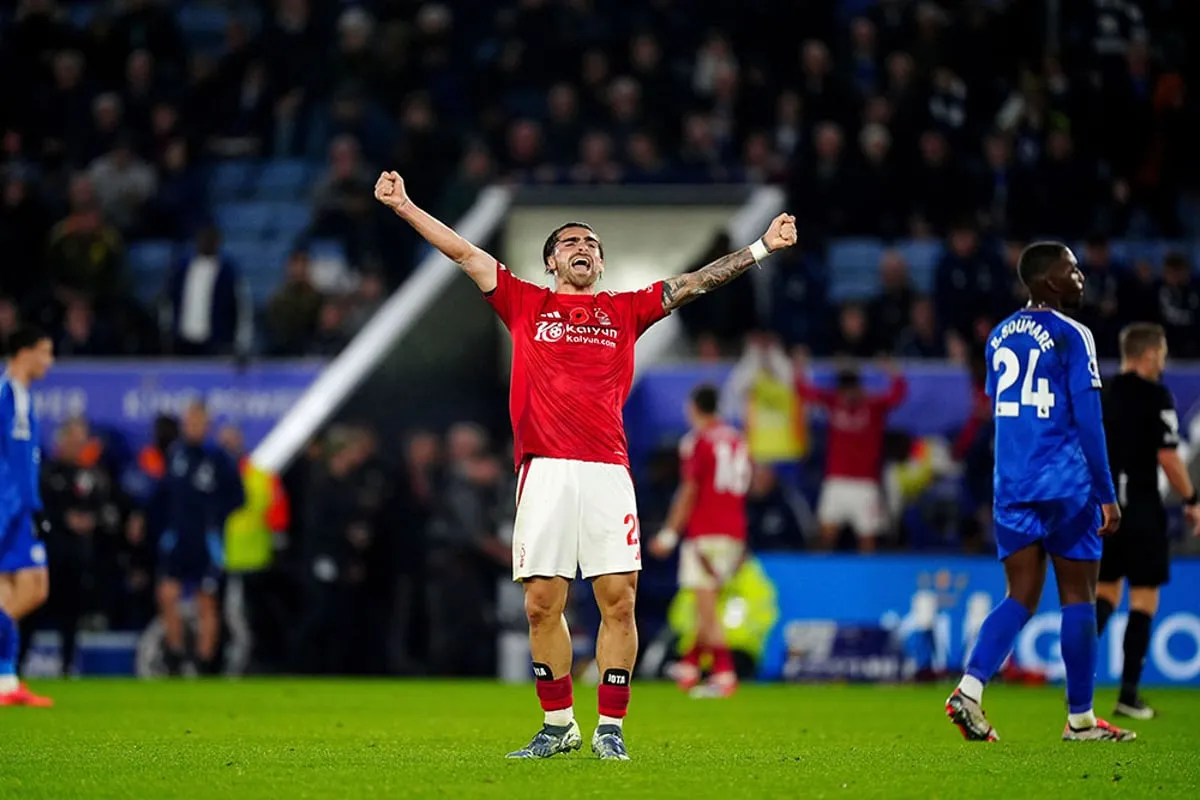 Leicester City Affonda: Nottingham Forest Trionfa 3-1 nel Derby!