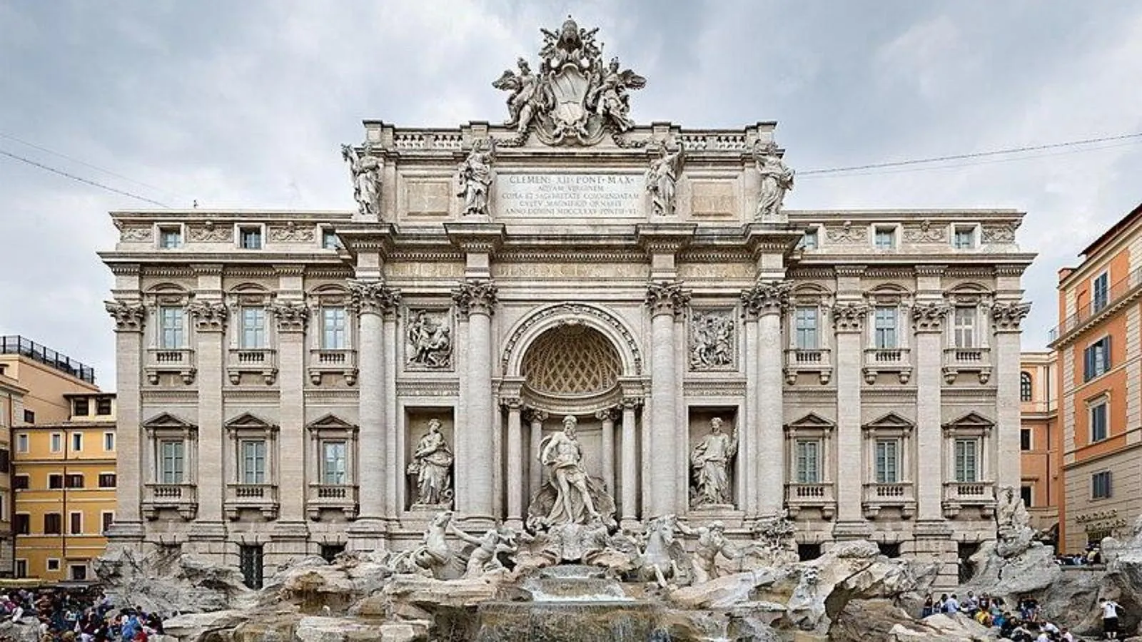 La Fontana di Trevi si Trasforma in Piscina: Il Nuovo Trend che Sorprende Roma!