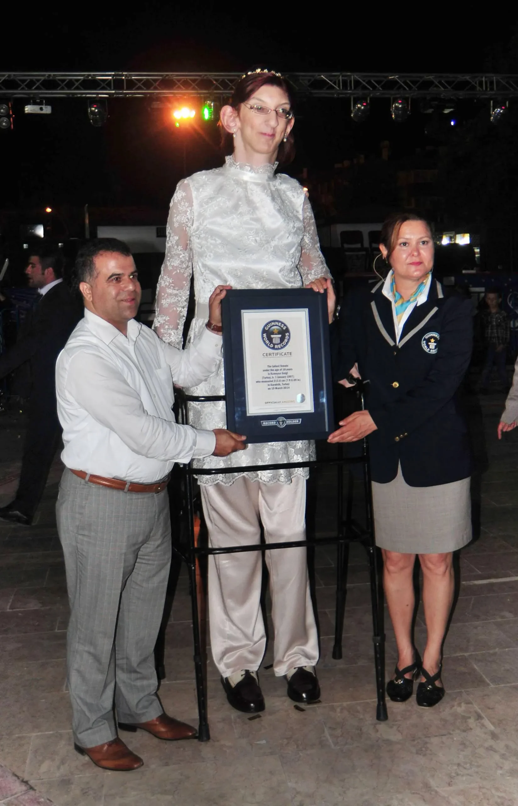 Rumeysa Gelgi: La Donna Più Alta del Mondo Rivela la Sua Storia Straordinaria!