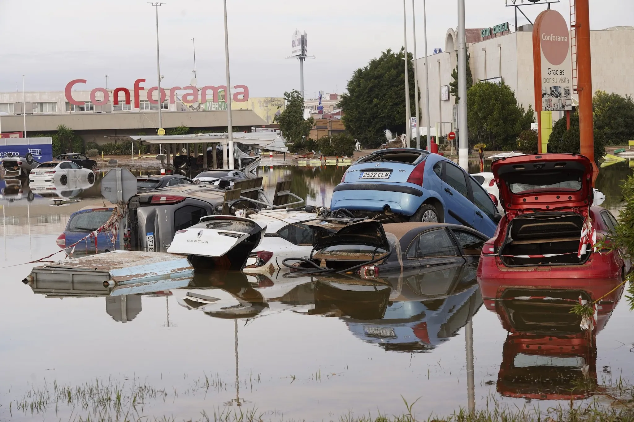 Valencia in Lacrime: Oltre 200 Morti nell'Alluvione Apocalittica!