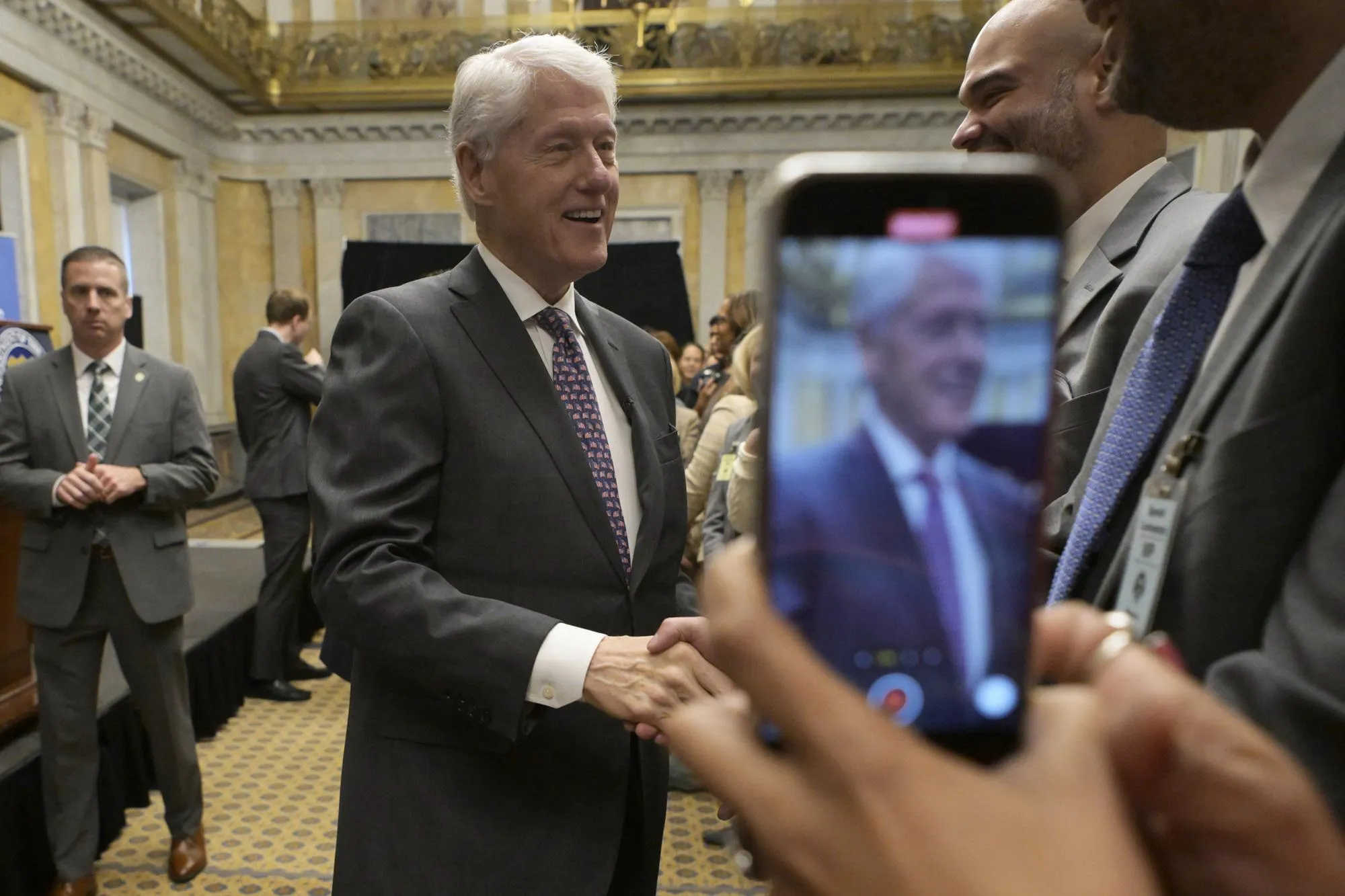 Bill Clinton Ricoverato: Cosa Sta Succedendo? Scopri Tutti i Dettagli!