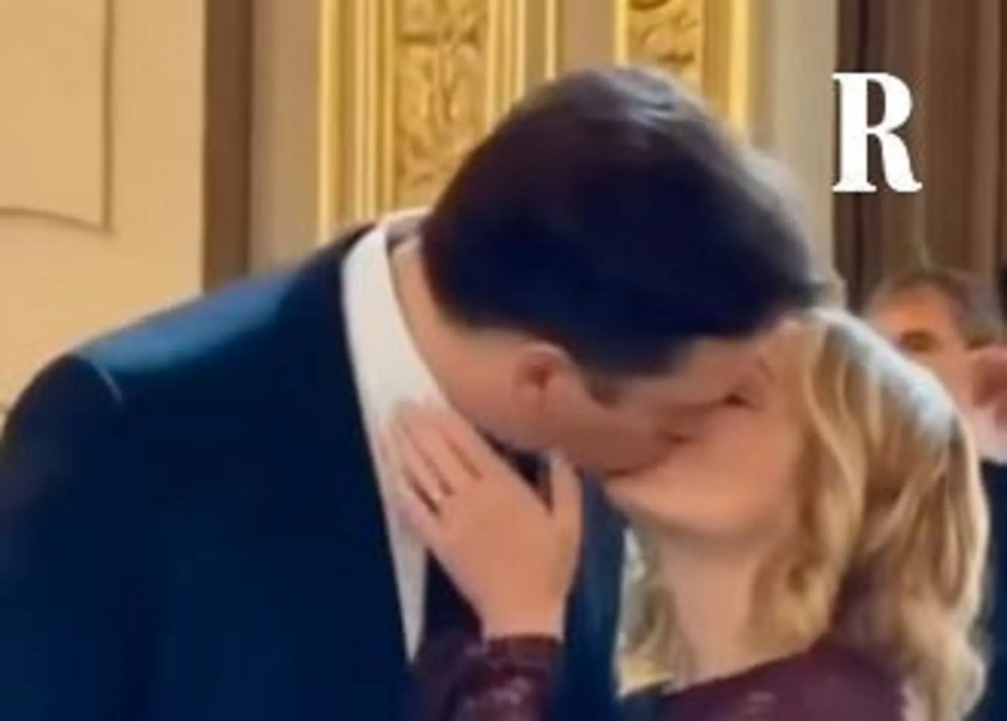 Giorgia Meloni e Elon Musk: Il Bacio Virale che Ha Sconvolto l'Italia!