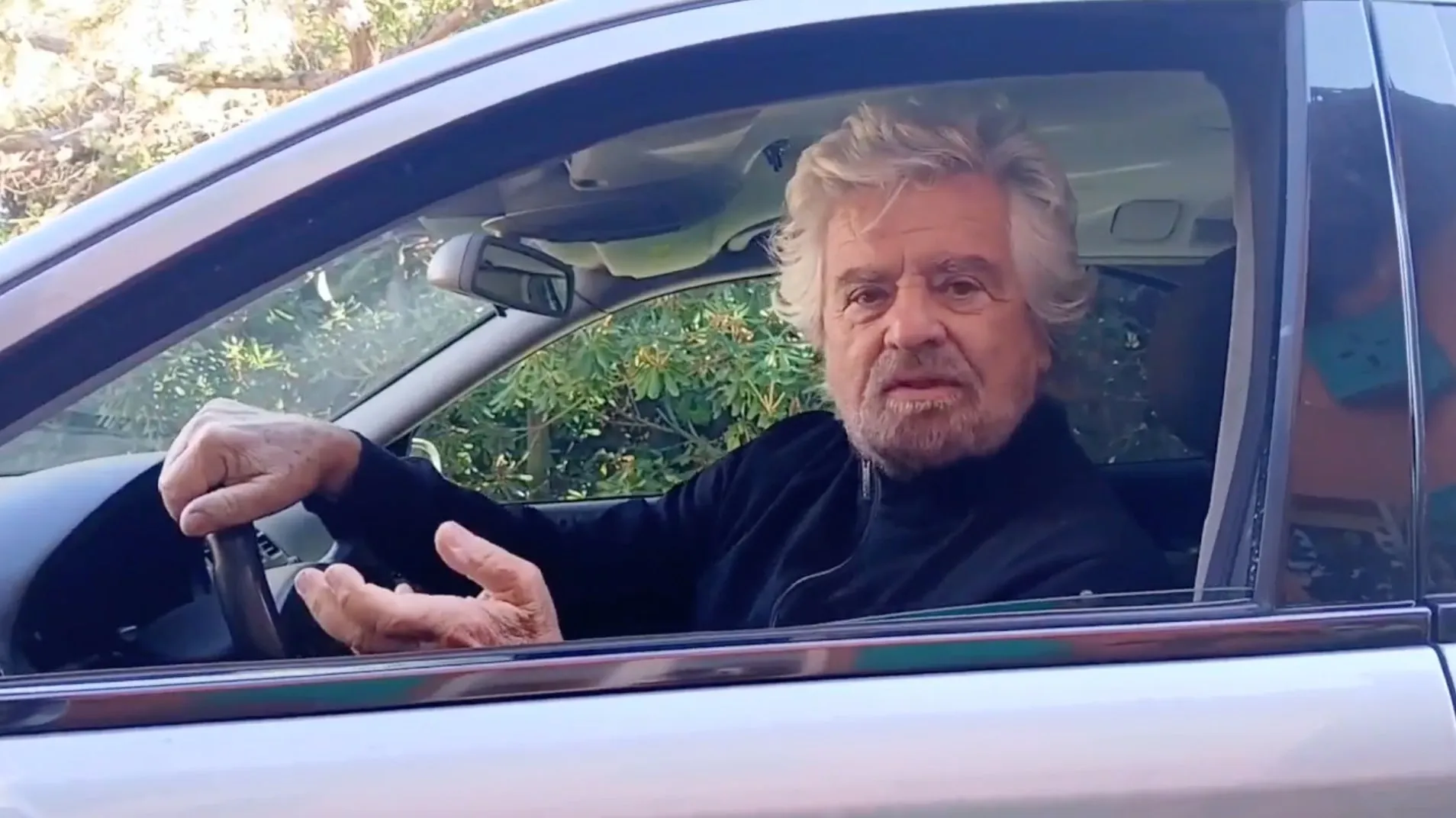 Grillo sul carro funebre: "Il M5S è morto, riscrivete il futuro!"