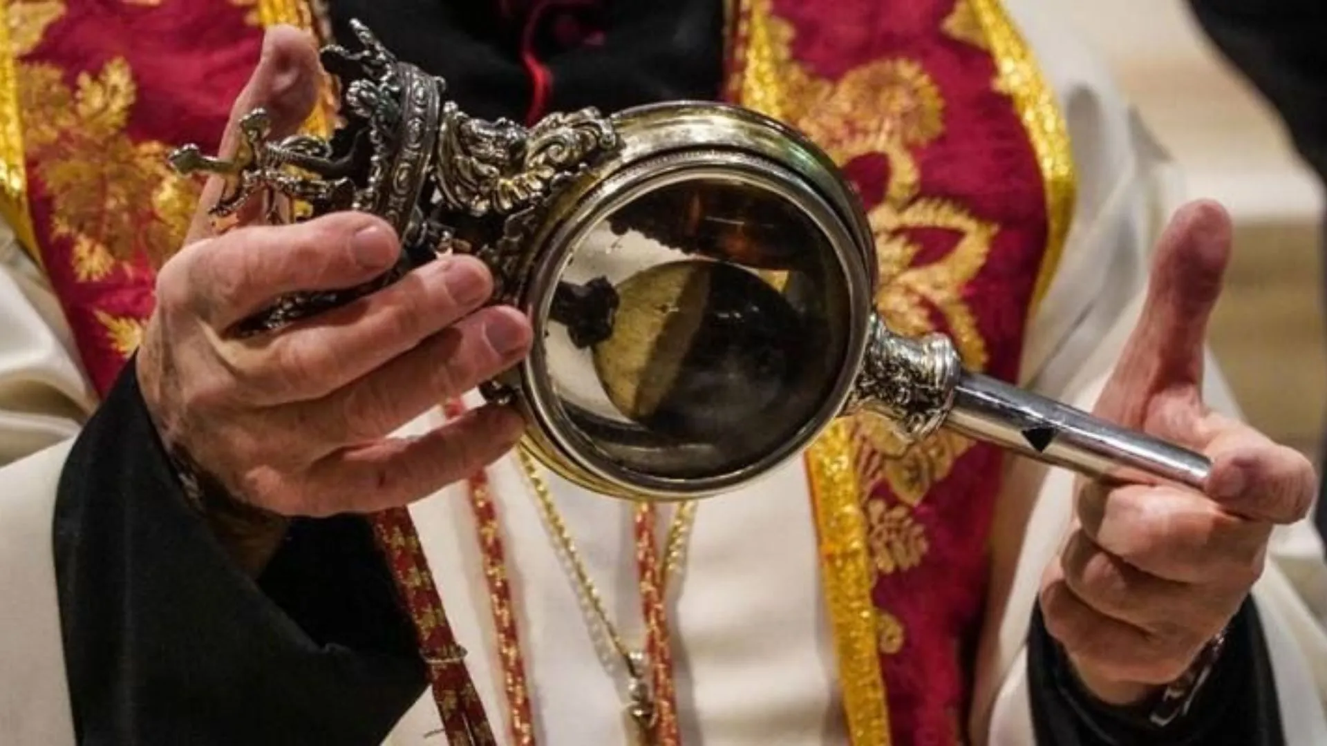 Il Miracolo di San Gennaro: Scioglimento del Sangue o Sfortuna per Napoli?