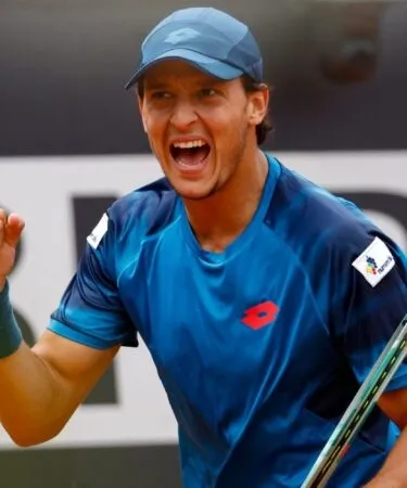 Luciano Darderi: Il Nuovo Fenomeno del Tennis Italiano Pronto a Conquistare Parigi!