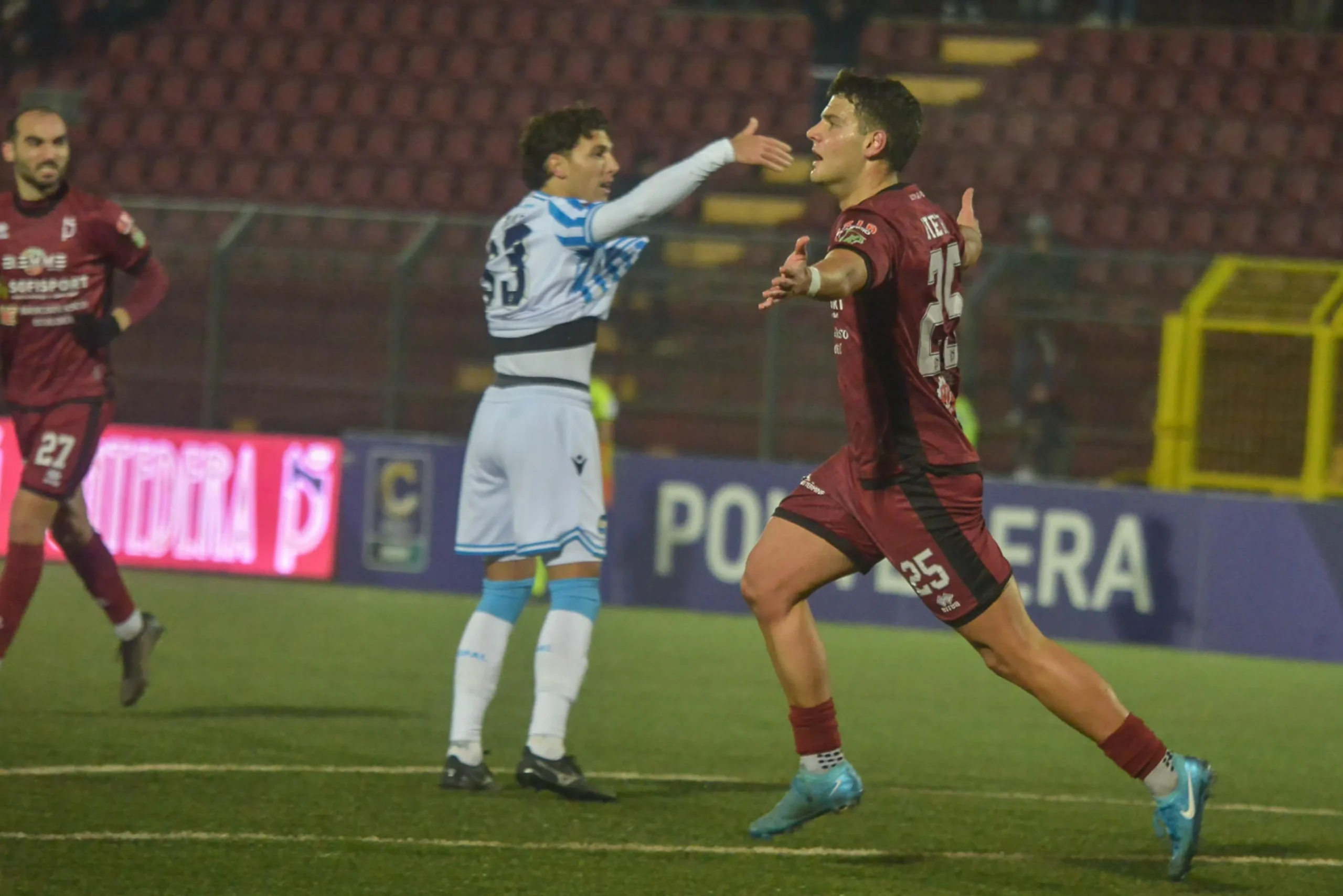 Pontedera vs SPAL: La Sfida che Sta Accendendo l'Italia!