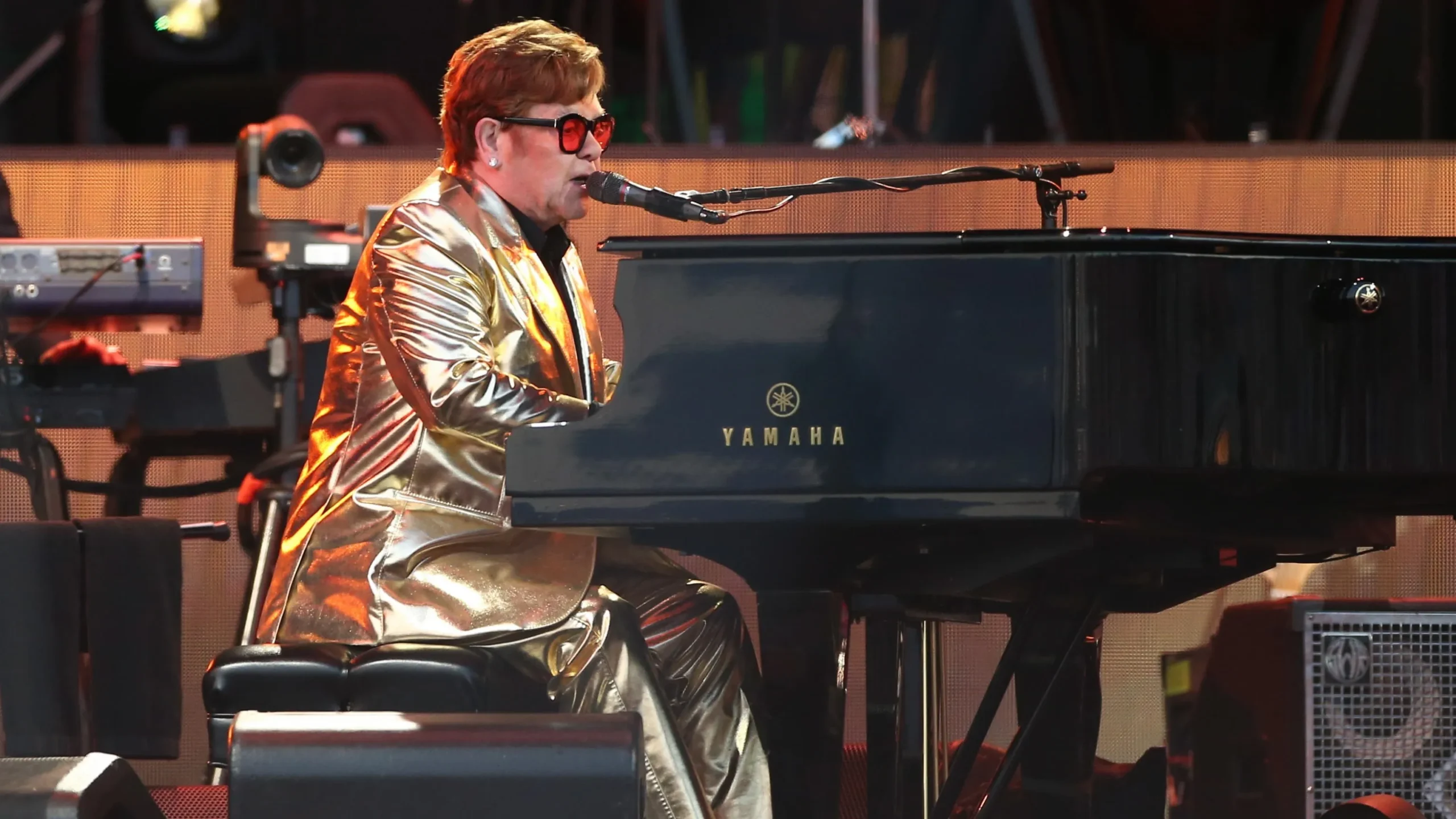 SHOCK: Elton John perde la vista! La confessione straziante