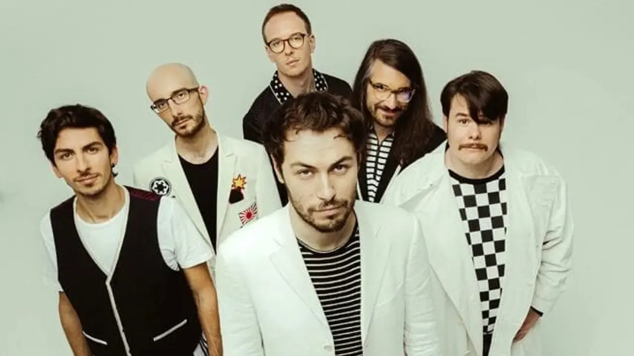 Scopri il Nuovo Album dei Pinguini Tattici Nucleari: "Hello World" Cambierà Tutto!