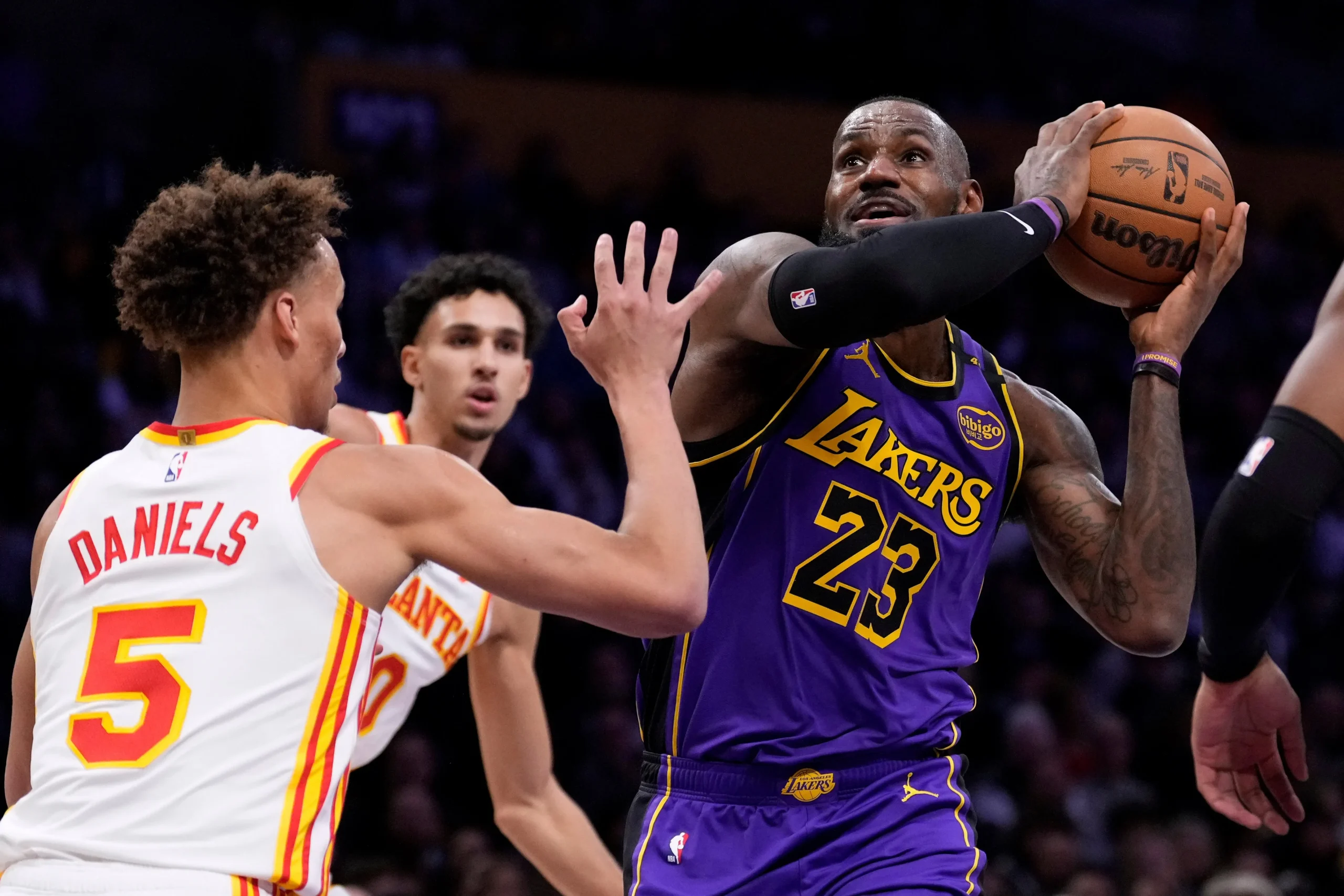 Hawks vs Lakers: Chi Dominerà il Campo? Scopri il Risultato Shock!