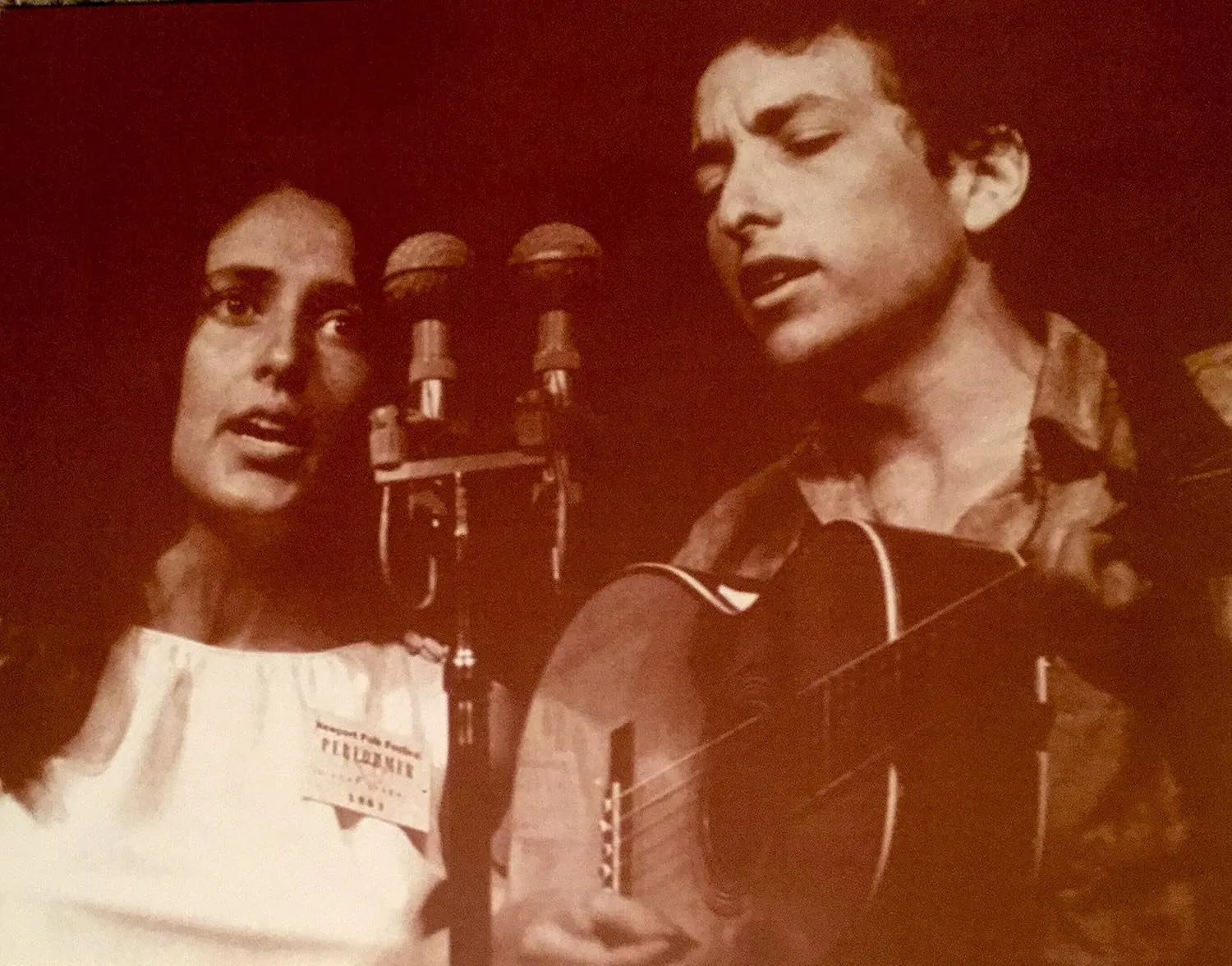 Joan Baez: La Voce Indomita che Ha Cambiato la Musica e l'Amore