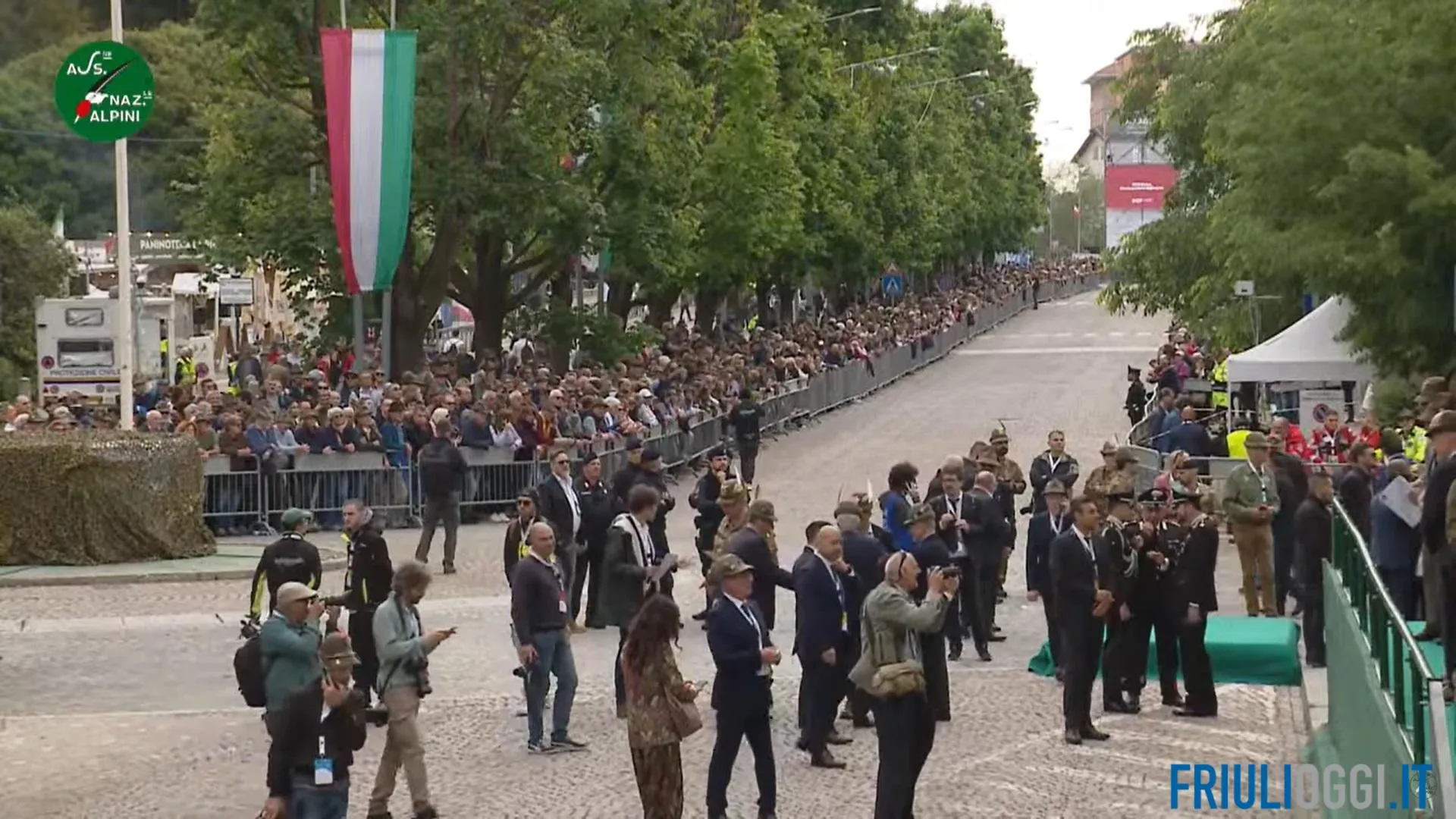 Biella in Festa: La Sfilata degli Alpini che Unisce 400.000 Cuori!