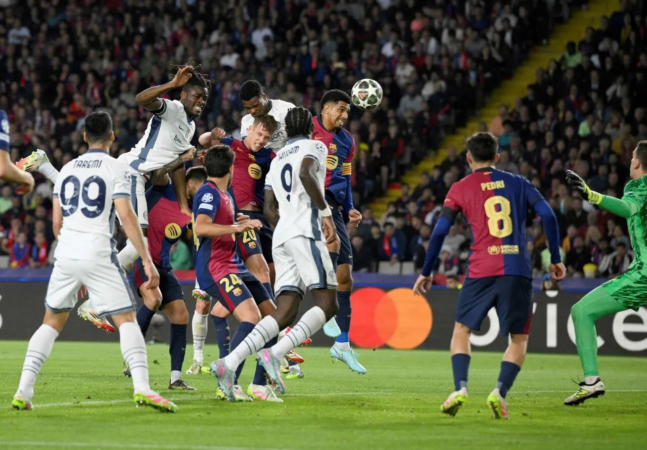 Inter-Barcellona: L'Arbitro Szymon Marciniak al Centro della Controversia!