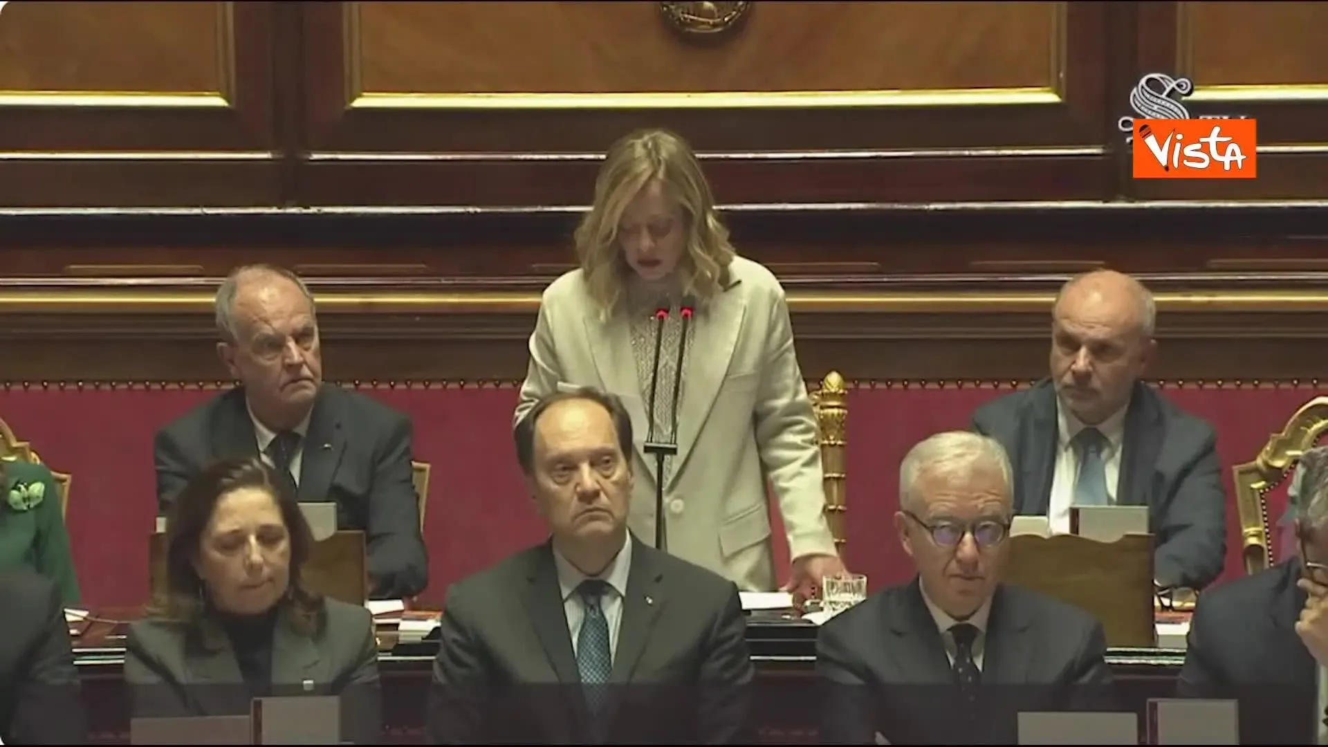 Scintille in Senato: Meloni e Renzi si sfidano a colpi di parole!
