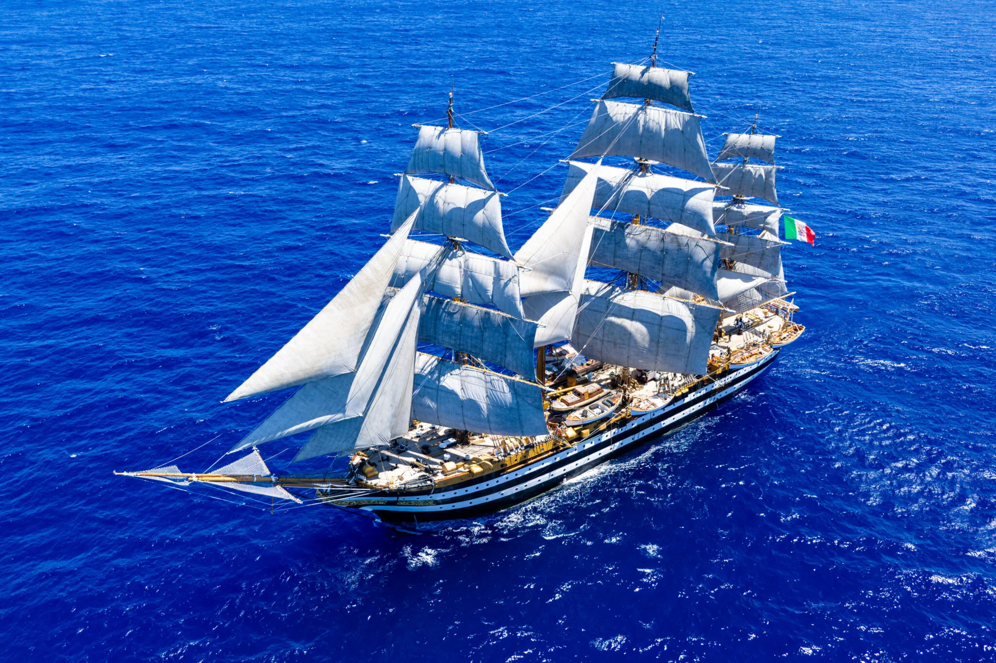 Scopri il Ritorno Trionfale dell'Amerigo Vespucci: Un Viaggio tra Storia e Tradizione!